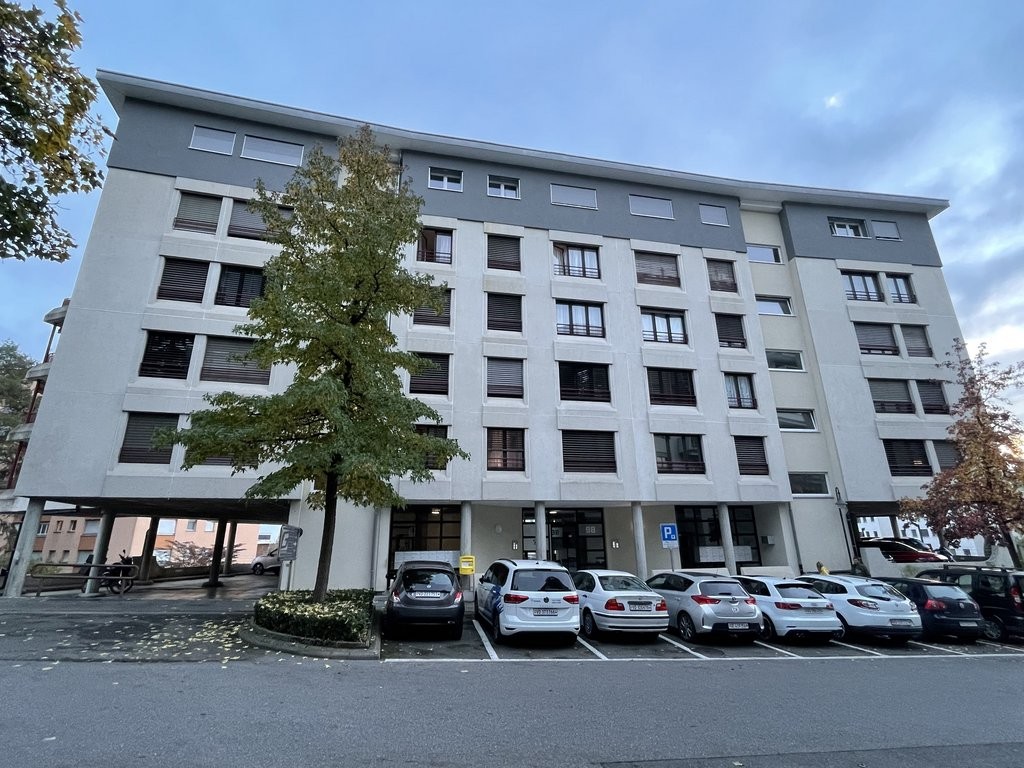 620m² Gewerbe

Lagerfläche von 620 m2 im Herzen von Clarens, in unmittelbarer Nähe zu den Autobahnanschlüssen und den Annehmlichkeiten der Riviera.

Diese Lokalität ist perfekt geeignet für eine Autogarage, aber auch für eine Lager-, Handwerks-, Archivtätigkeit oder für ein Unternehmen, das ein loka