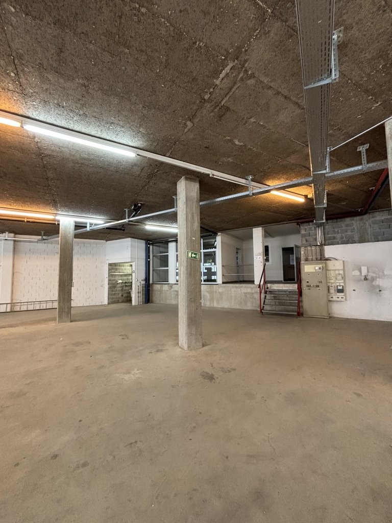 620m² Gewerbe

Lagerfläche von 620 m2 im Herzen von Clarens, in unmittelbarer Nähe zu den Autobahnanschlüssen und den Annehmlichkeiten der Riviera.

Diese Lokalität ist perfekt geeignet für eine Autogarage, aber auch für eine Lager-, Handwerks-, Archivtätigkeit oder für ein Unternehmen, das ein loka