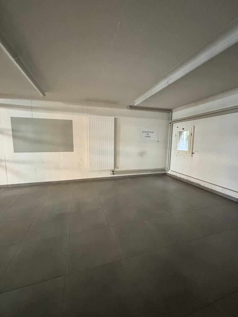 620m² Gewerbe

Lagerfläche von 620 m2 im Herzen von Clarens, in unmittelbarer Nähe zu den Autobahnanschlüssen und den Annehmlichkeiten der Riviera.

Diese Lokalität ist perfekt geeignet für eine Autogarage, aber auch für eine Lager-, Handwerks-, Archivtätigkeit oder für ein Unternehmen, das ein loka