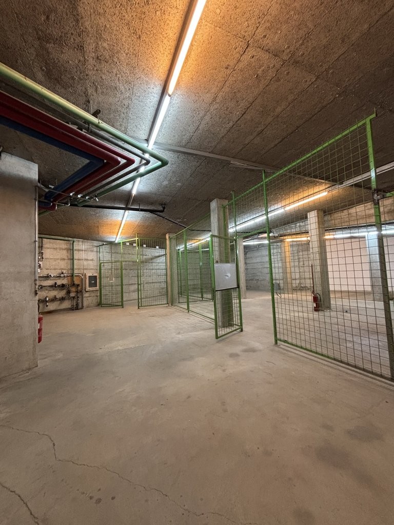 620m² Gewerbe

Lagerfläche von 620 m2 im Herzen von Clarens, in unmittelbarer Nähe zu den Autobahnanschlüssen und den Annehmlichkeiten der Riviera.

Diese Lokalität ist perfekt geeignet für eine Autogarage, aber auch für eine Lager-, Handwerks-, Archivtätigkeit oder für ein Unternehmen, das ein loka