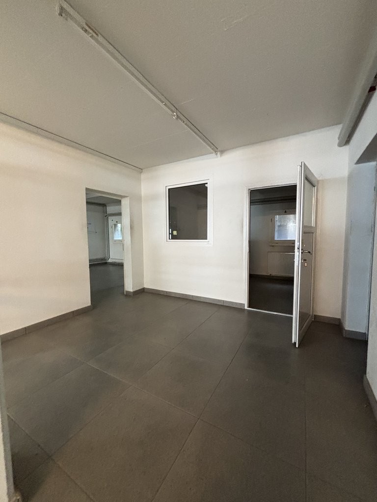 620m² Gewerbe

Lagerfläche von 620 m2 im Herzen von Clarens, in unmittelbarer Nähe zu den Autobahnanschlüssen und den Annehmlichkeiten der Riviera.

Diese Lokalität ist perfekt geeignet für eine Autogarage, aber auch für eine Lager-, Handwerks-, Archivtätigkeit oder für ein Unternehmen, das ein loka