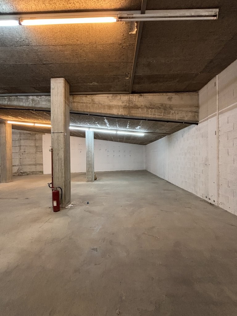 620m² Gewerbe

Lagerfläche von 620 m2 im Herzen von Clarens, in unmittelbarer Nähe zu den Autobahnanschlüssen und den Annehmlichkeiten der Riviera.

Diese Lokalität ist perfekt geeignet für eine Autogarage, aber auch für eine Lager-, Handwerks-, Archivtätigkeit oder für ein Unternehmen, das ein loka