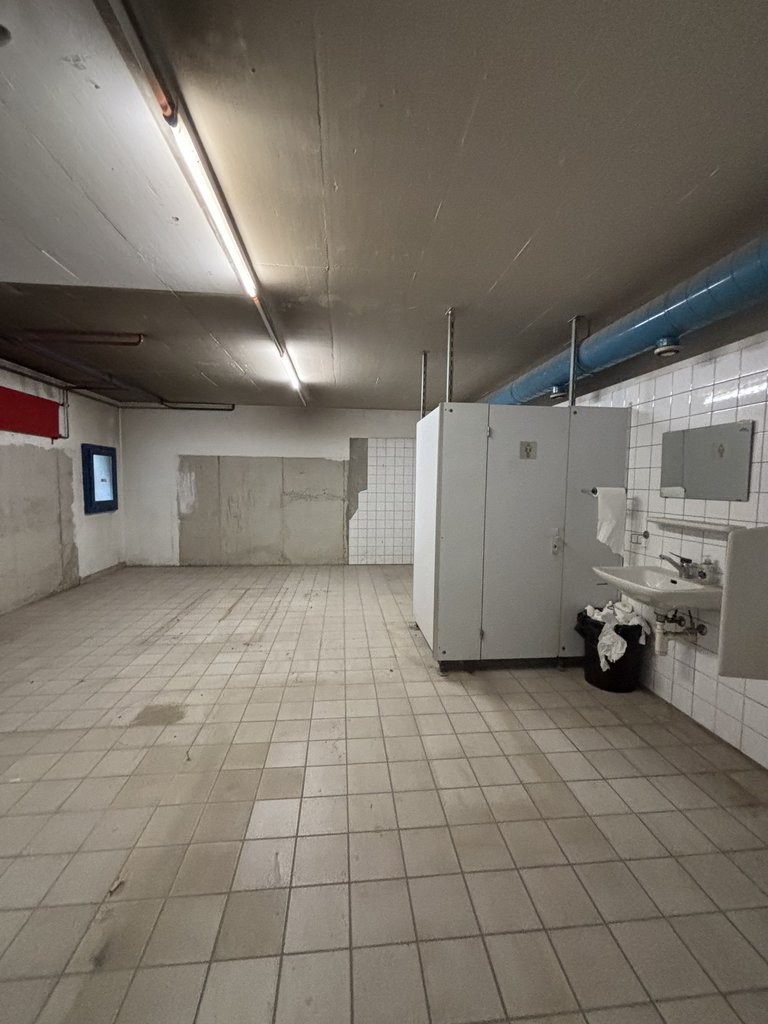 620m² Gewerbe

Lagerfläche von 620 m2 im Herzen von Clarens, in unmittelbarer Nähe zu den Autobahnanschlüssen und den Annehmlichkeiten der Riviera.

Diese Lokalität ist perfekt geeignet für eine Autogarage, aber auch für eine Lager-, Handwerks-, Archivtätigkeit oder für ein Unternehmen, das ein loka