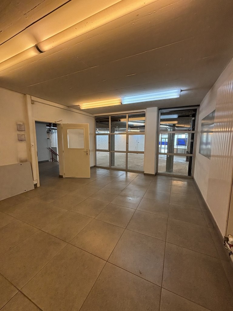620m² Gewerbe

Lagerfläche von 620 m2 im Herzen von Clarens, in unmittelbarer Nähe zu den Autobahnanschlüssen und den Annehmlichkeiten der Riviera.

Diese Lokalität ist perfekt geeignet für eine Autogarage, aber auch für eine Lager-, Handwerks-, Archivtätigkeit oder für ein Unternehmen, das ein loka