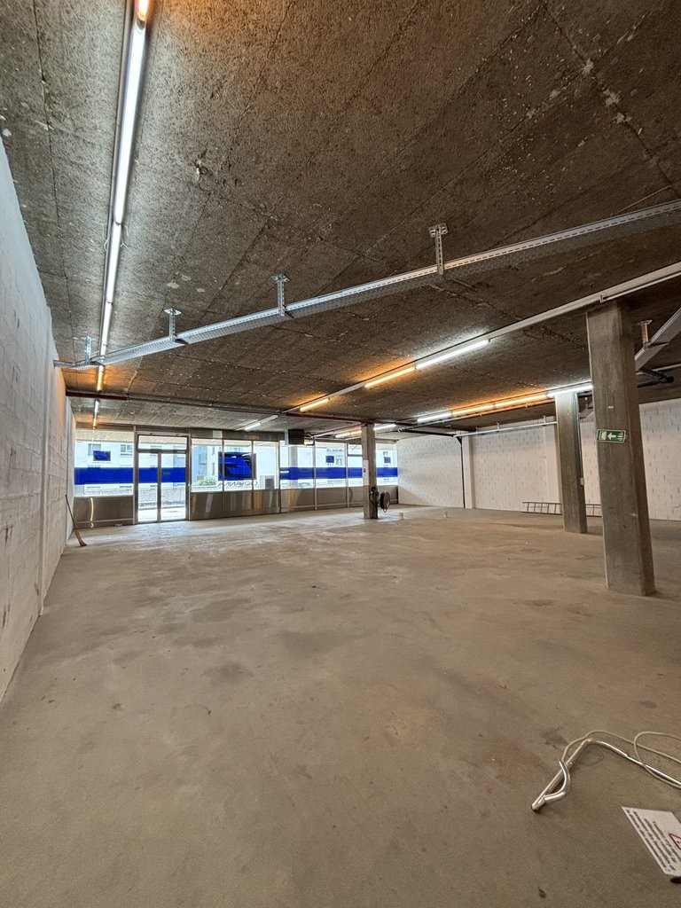 620m² Gewerbe

Lagerfläche von 620 m2 im Herzen von Clarens, in unmittelbarer Nähe zu den Autobahnanschlüssen und den Annehmlichkeiten der Riviera.

Diese Lokalität ist perfekt geeignet für eine Autogarage, aber auch für eine Lager-, Handwerks-, Archivtätigkeit oder für ein Unternehmen, das ein loka