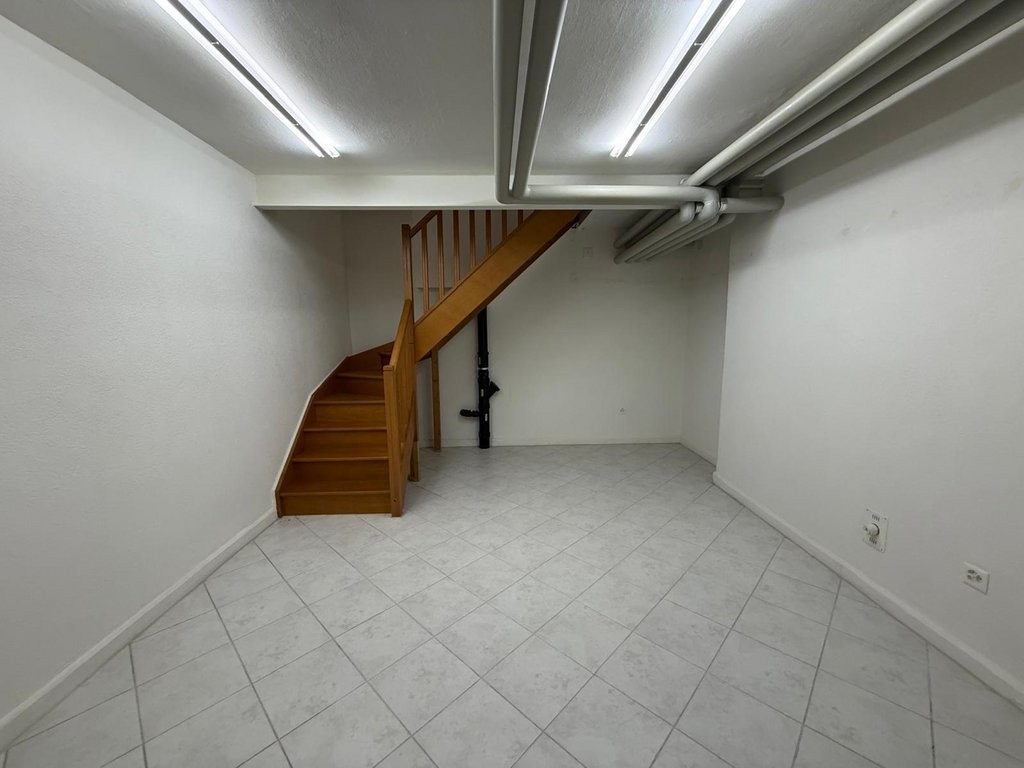 60m² shop