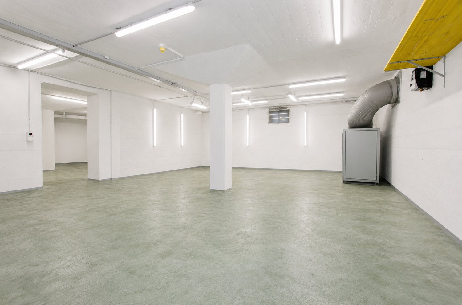 160m² workshop