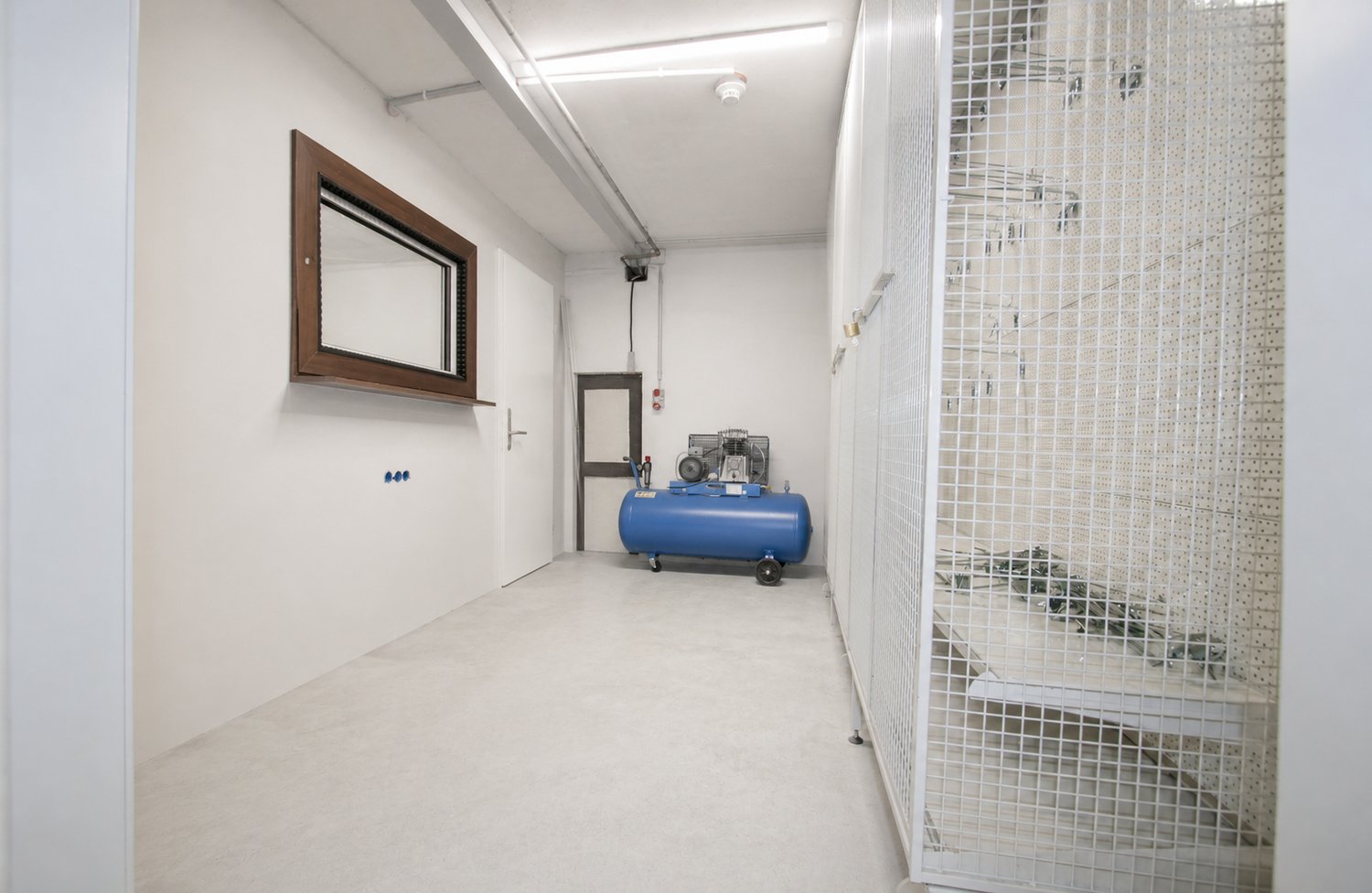 160m² workshop