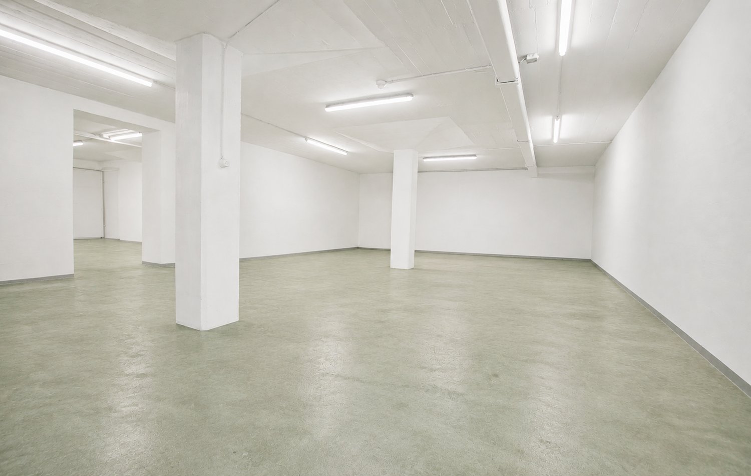 160m² workshop