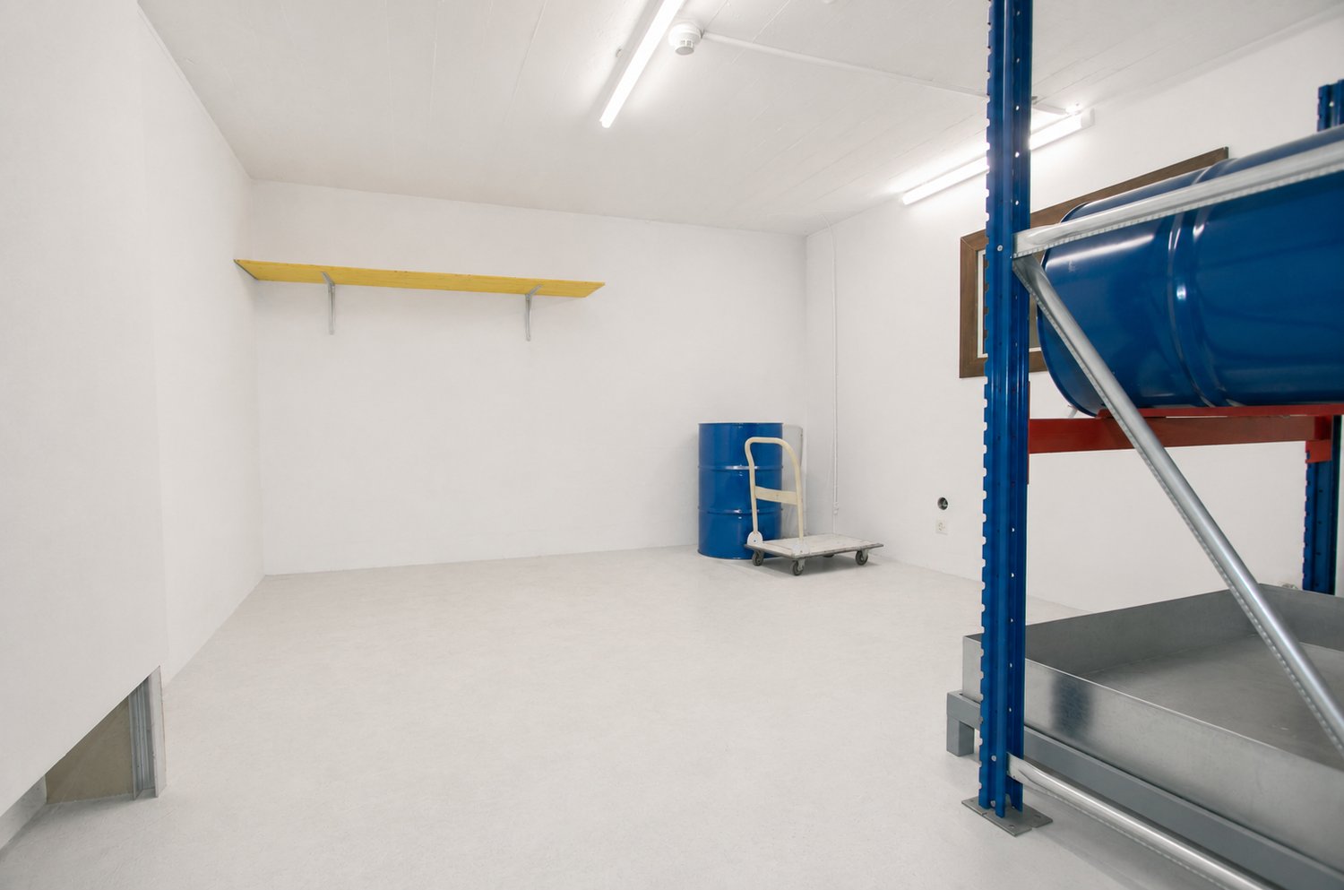 160m² workshop