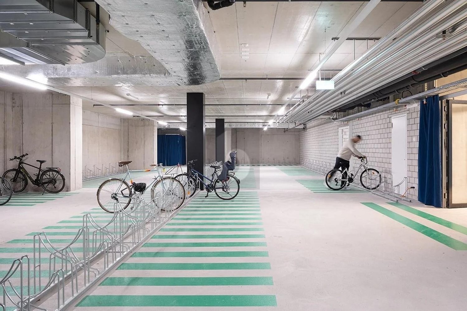 100m² office