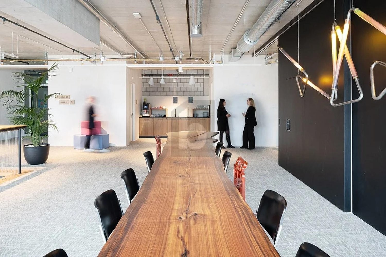 100m² office