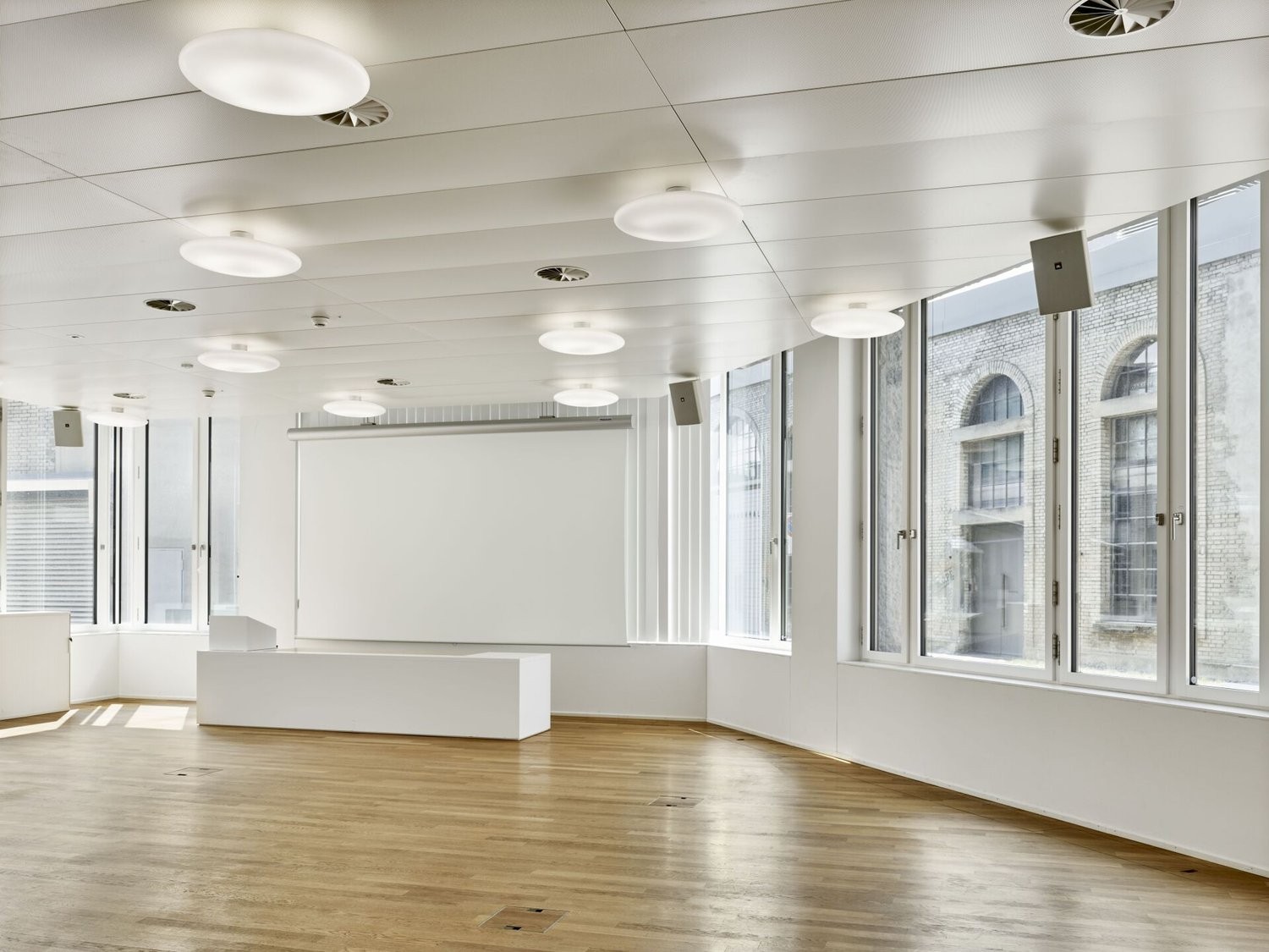 815m² office