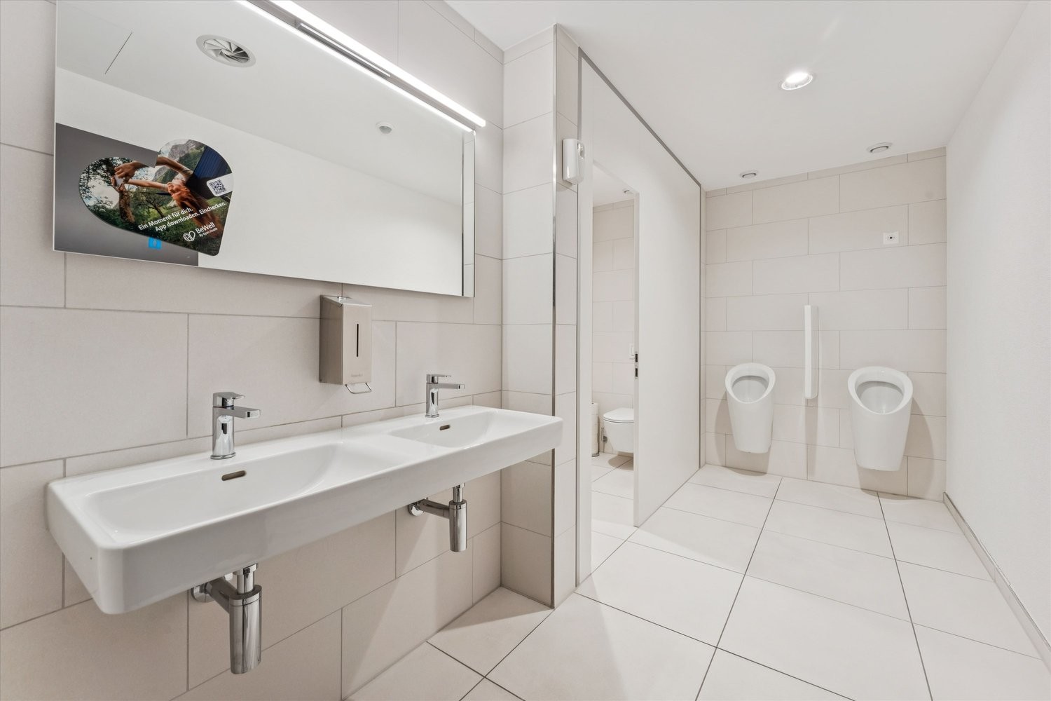 613m² office