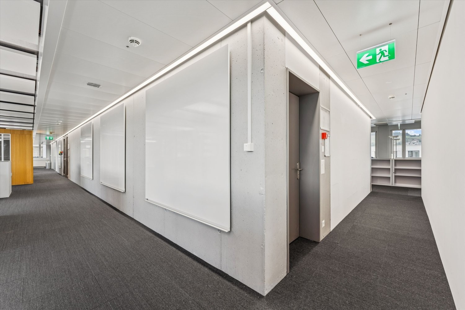 613m² office
