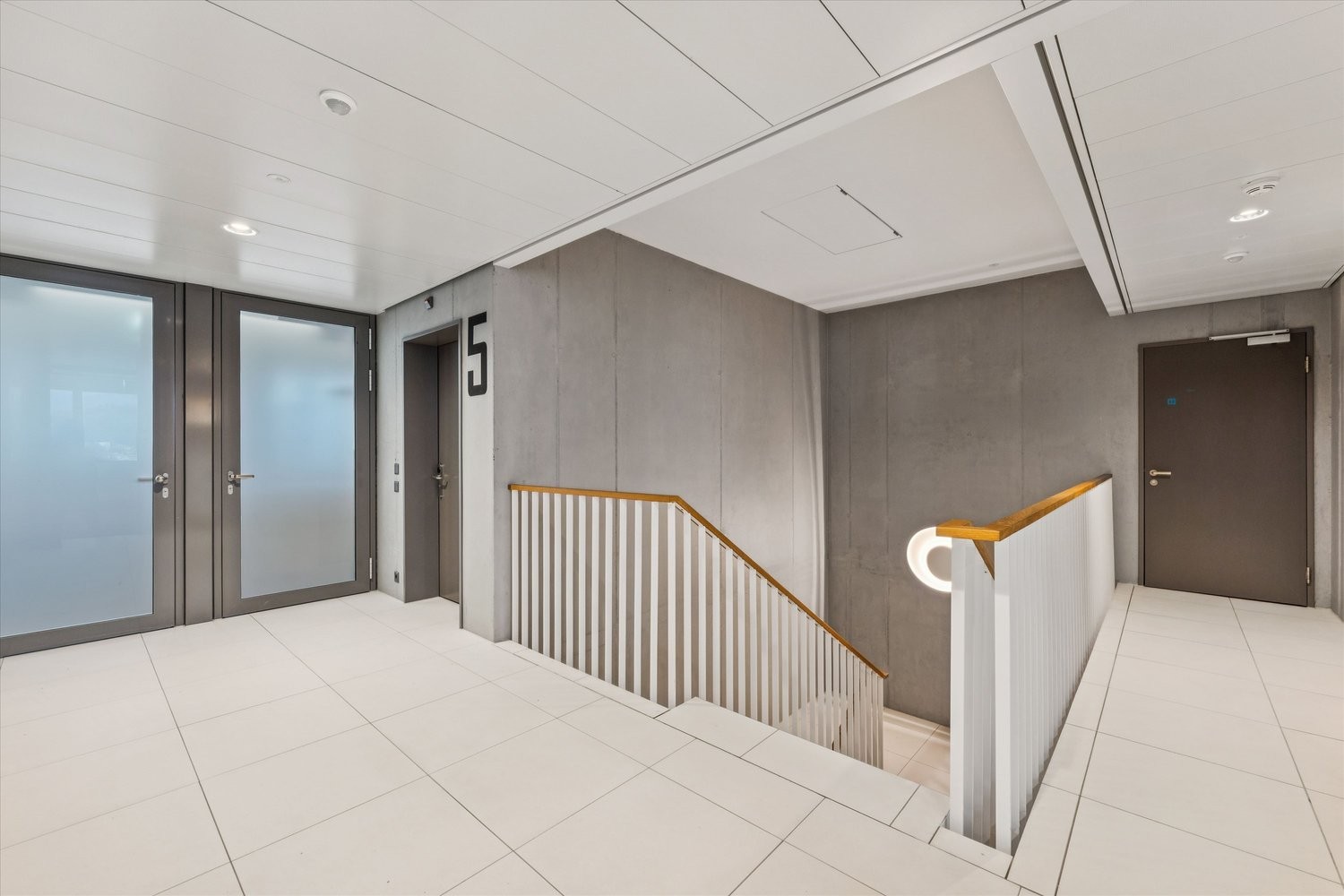 613m² office