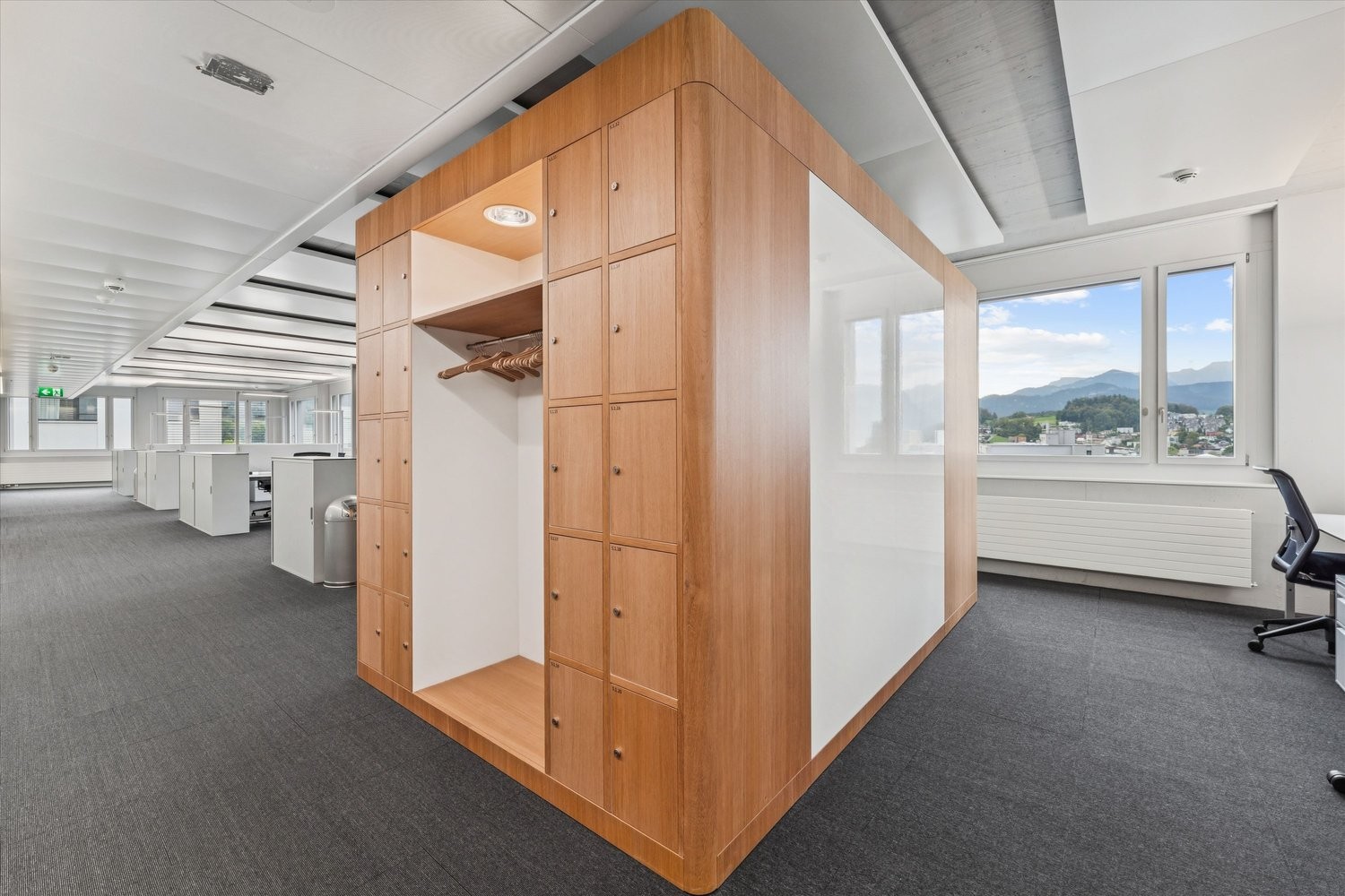 613m² office