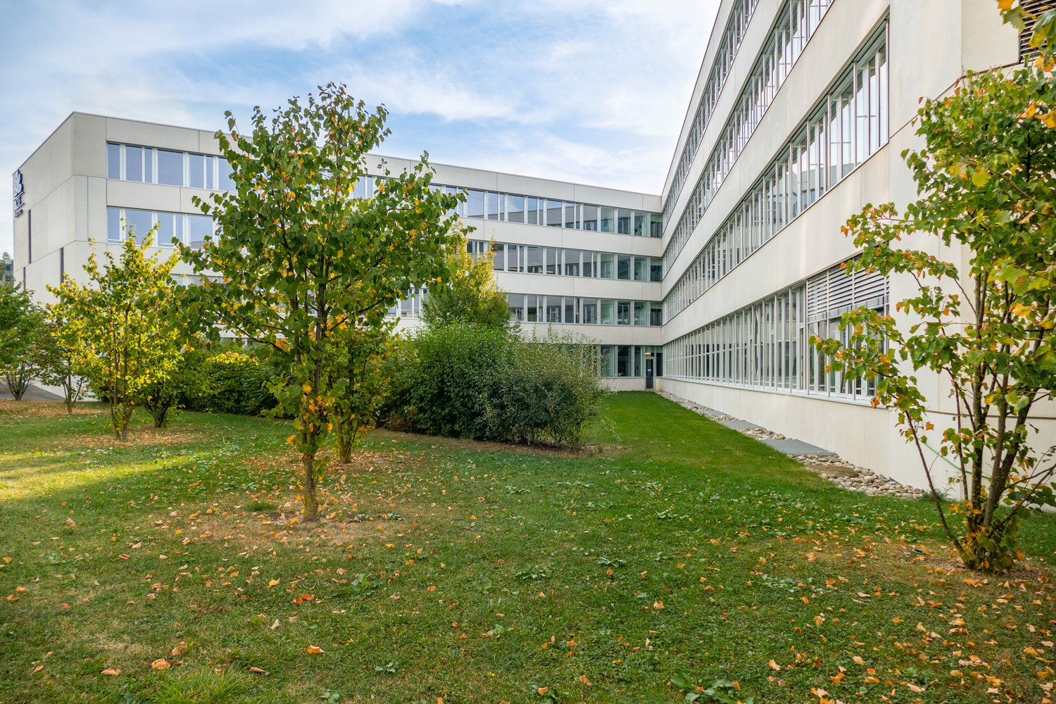 1424m² office