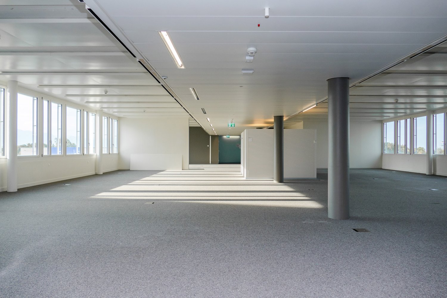 1424m² office