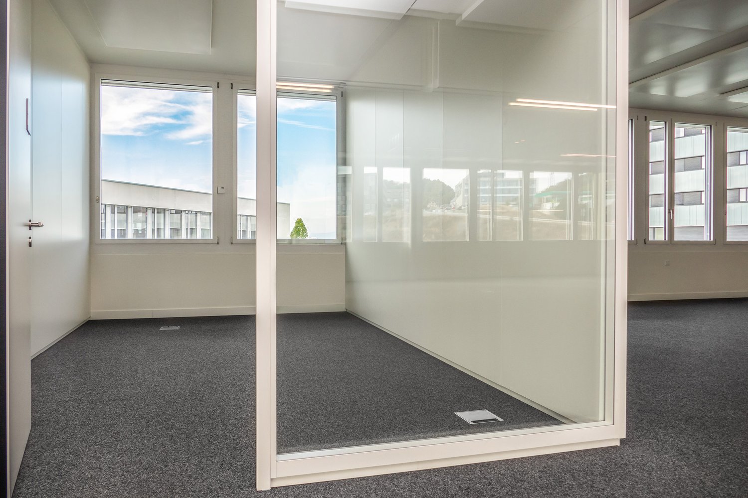 1424m² office