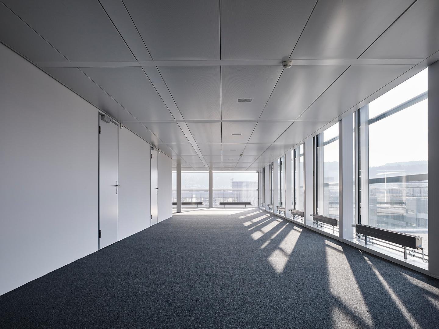 752m² office