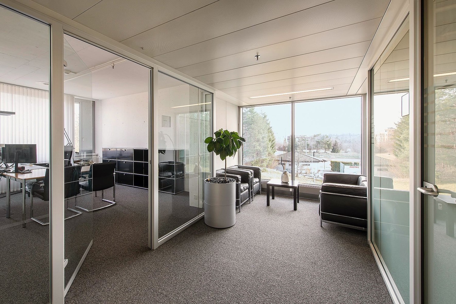 402m² office