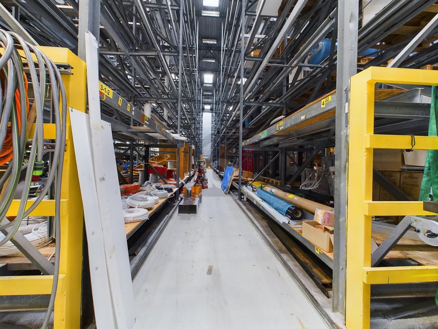 Oggetto industriale di 950m², foto 2 di 4