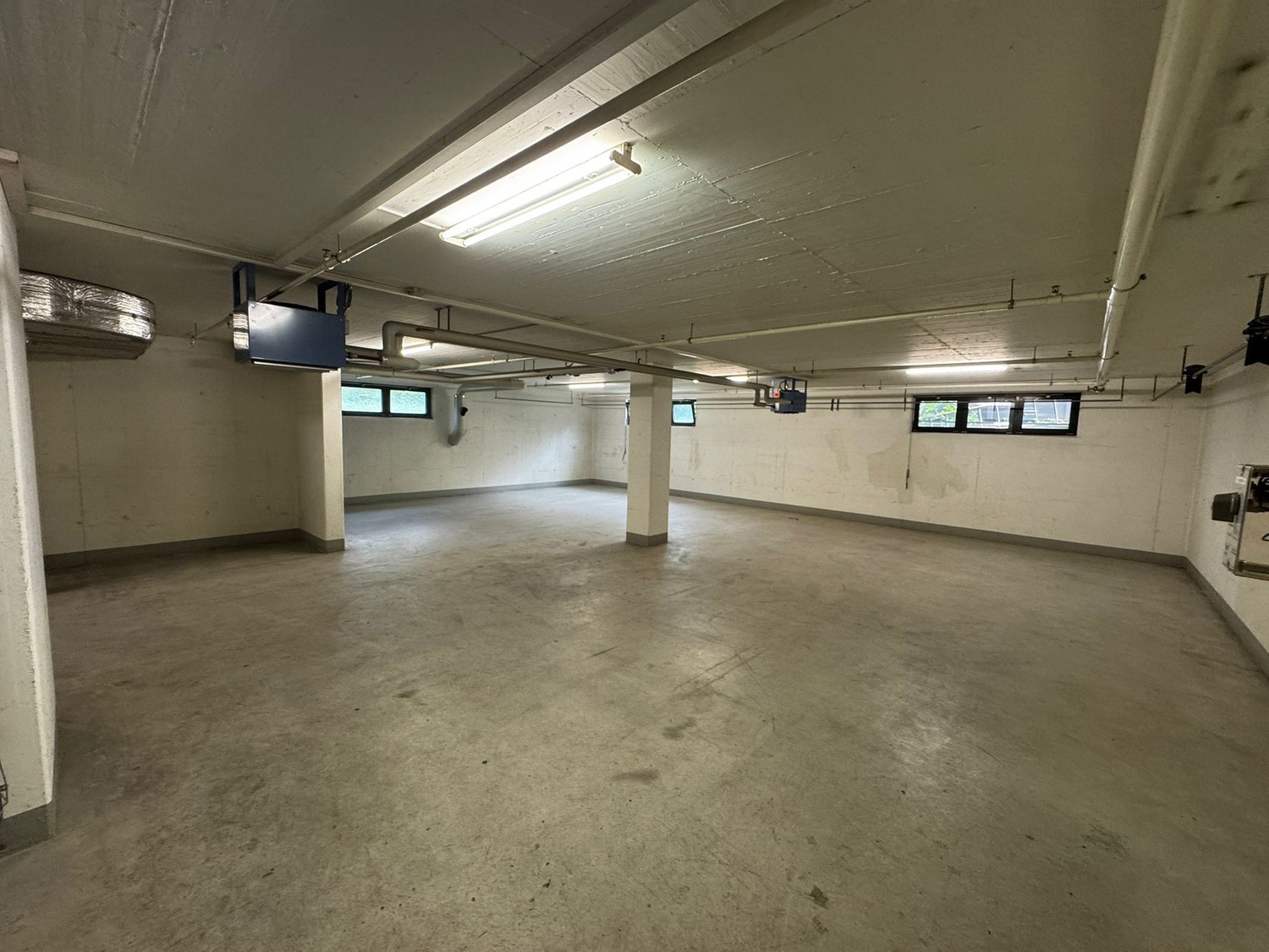 170m² storage room