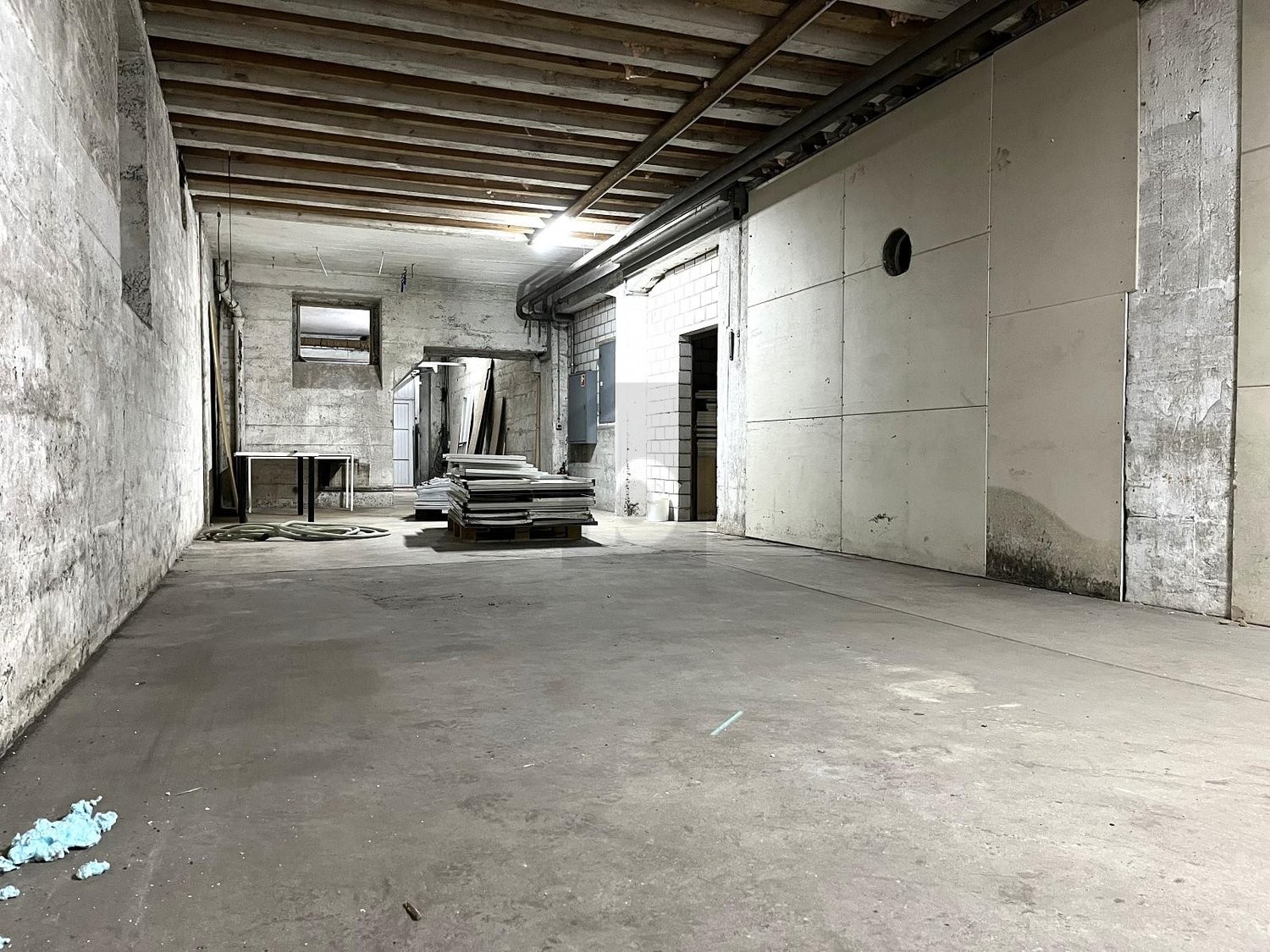 350m² storage room