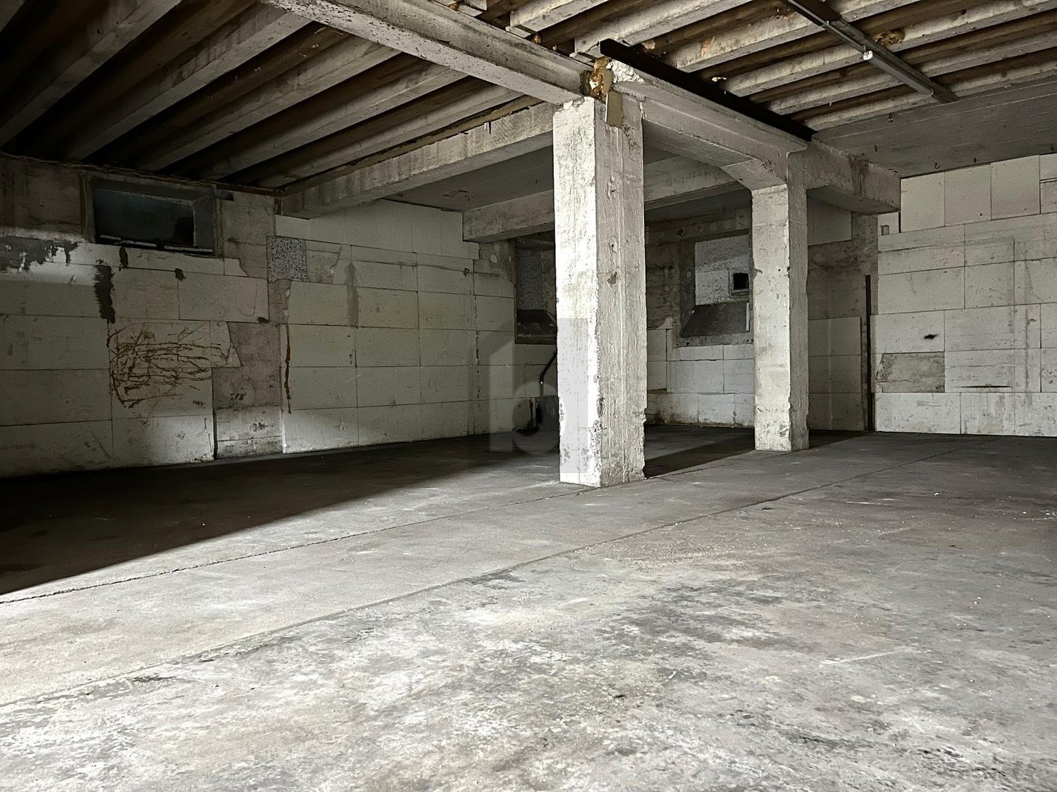350m² storage room