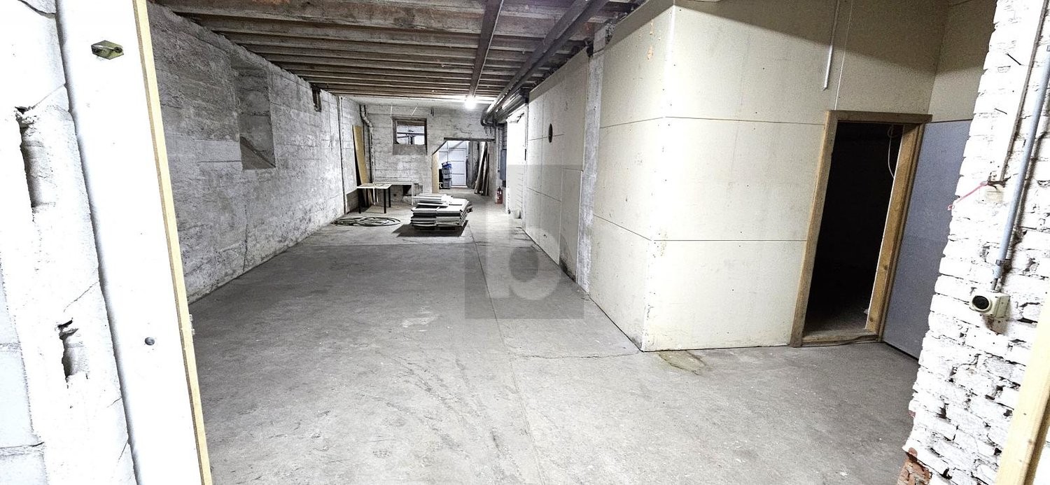 350m² storage room