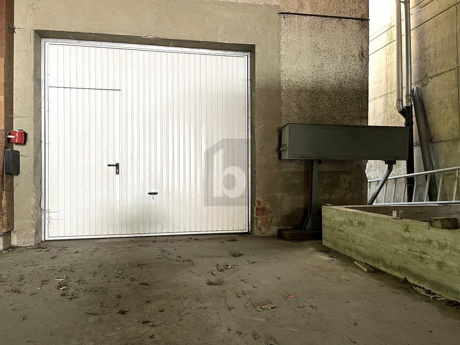 350m² storage room
