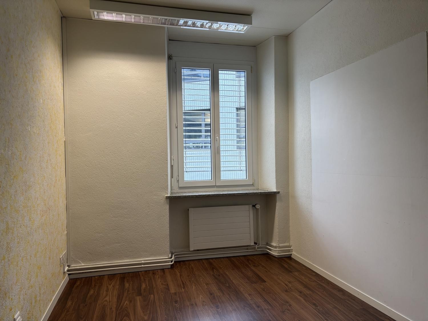 100m² office