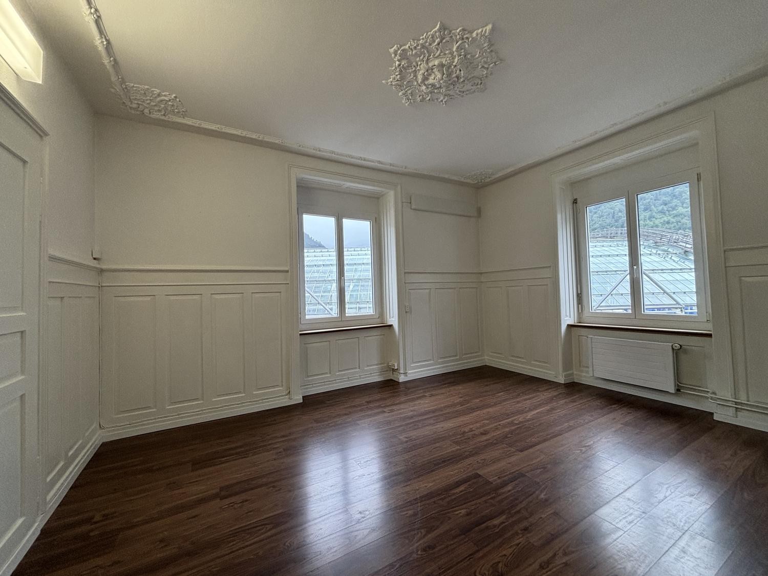100m² office