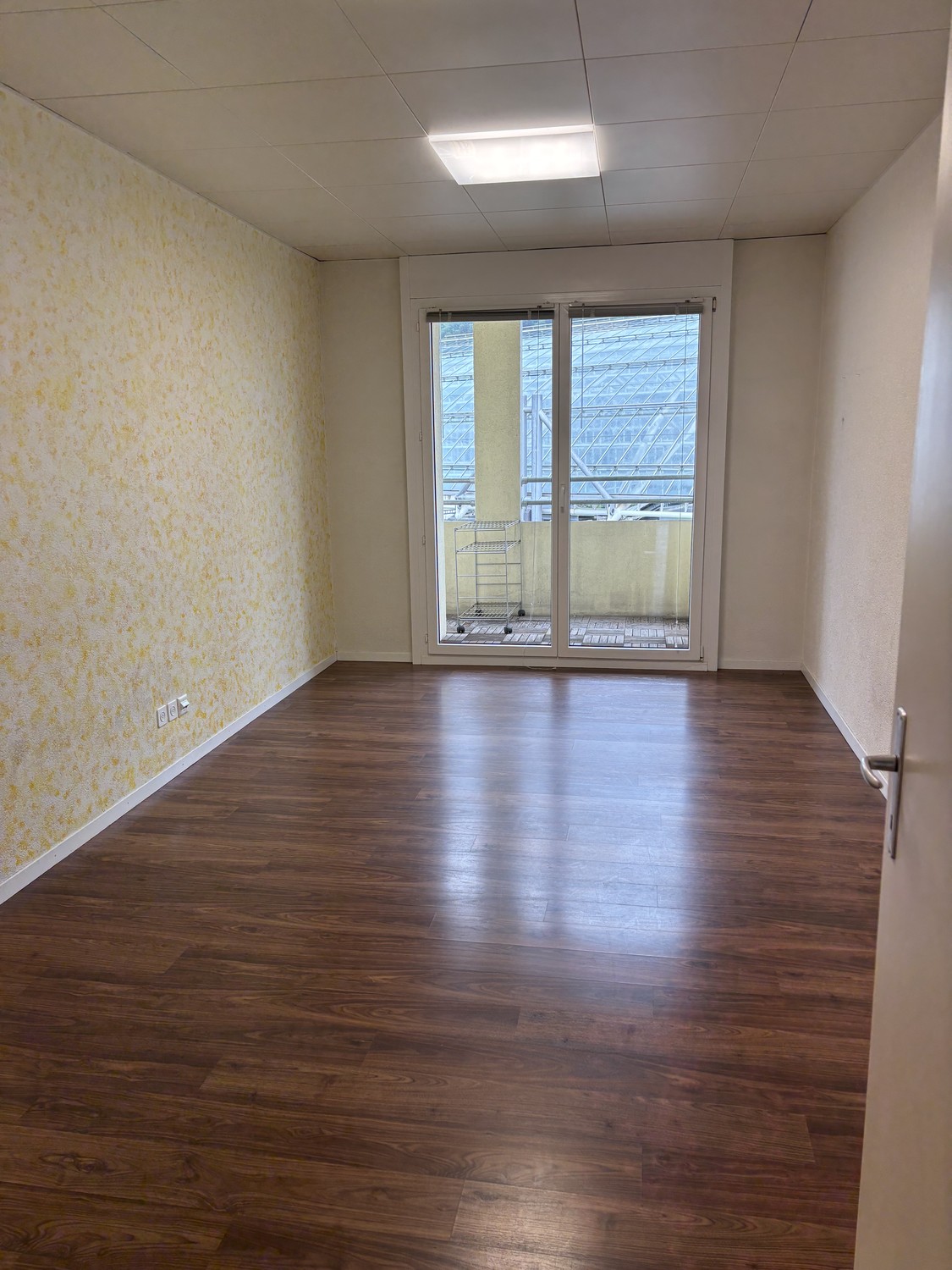 100m² office