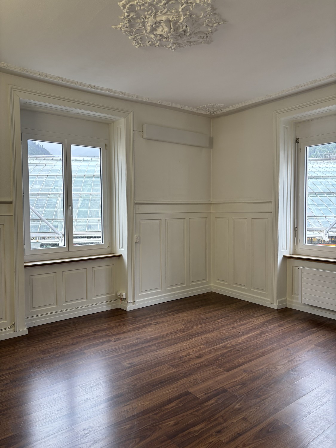 100m² office