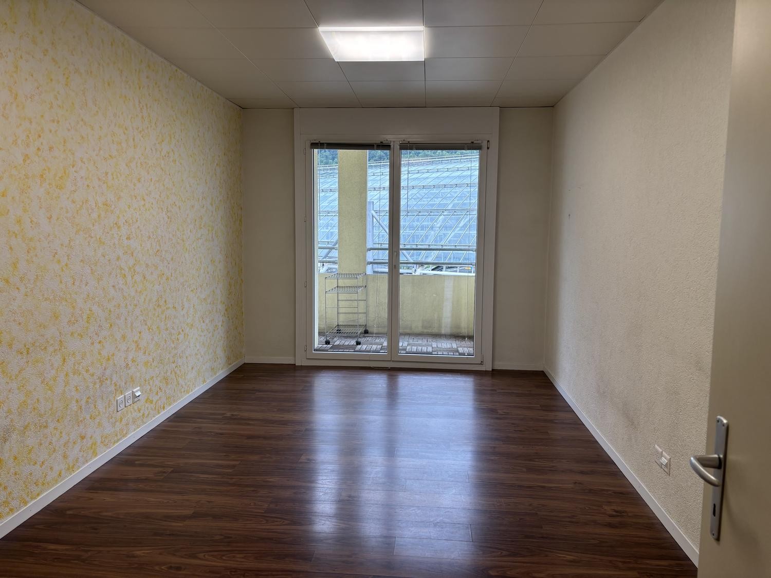 100m² office