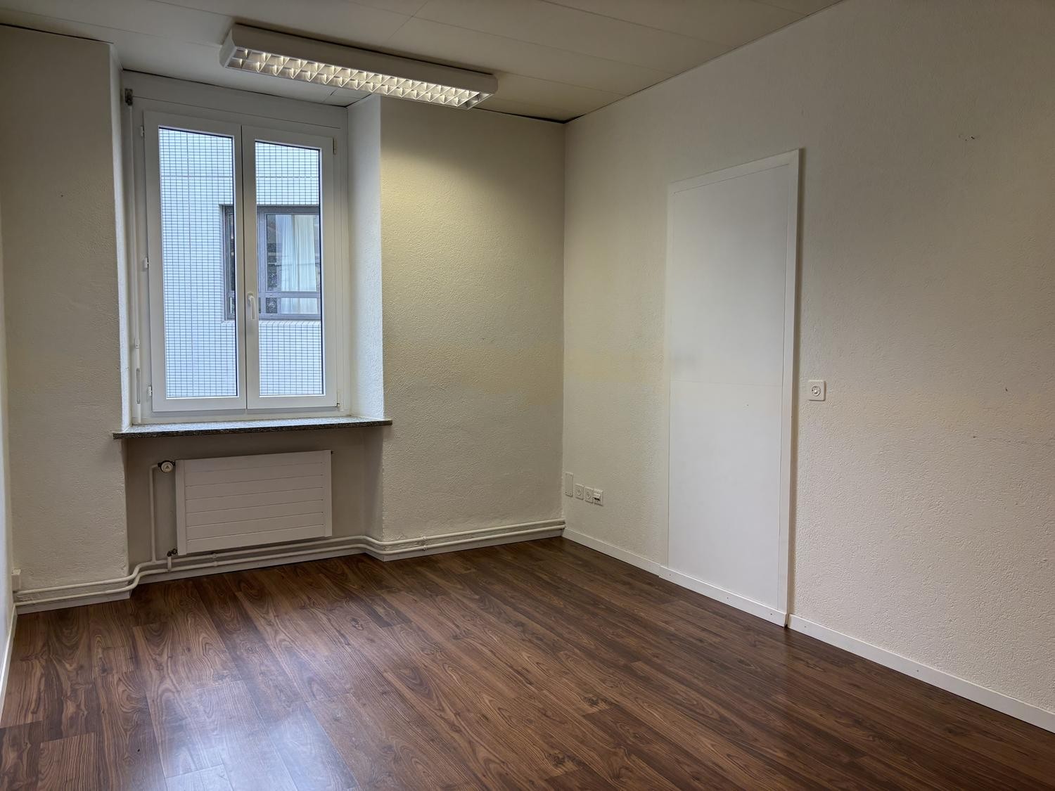 100m² office