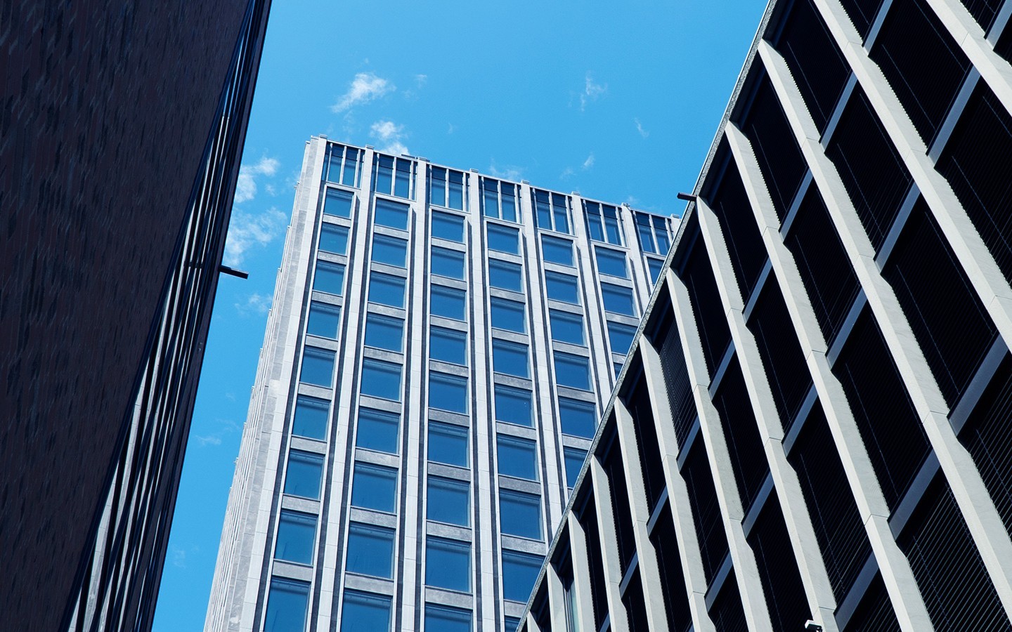 718m² office