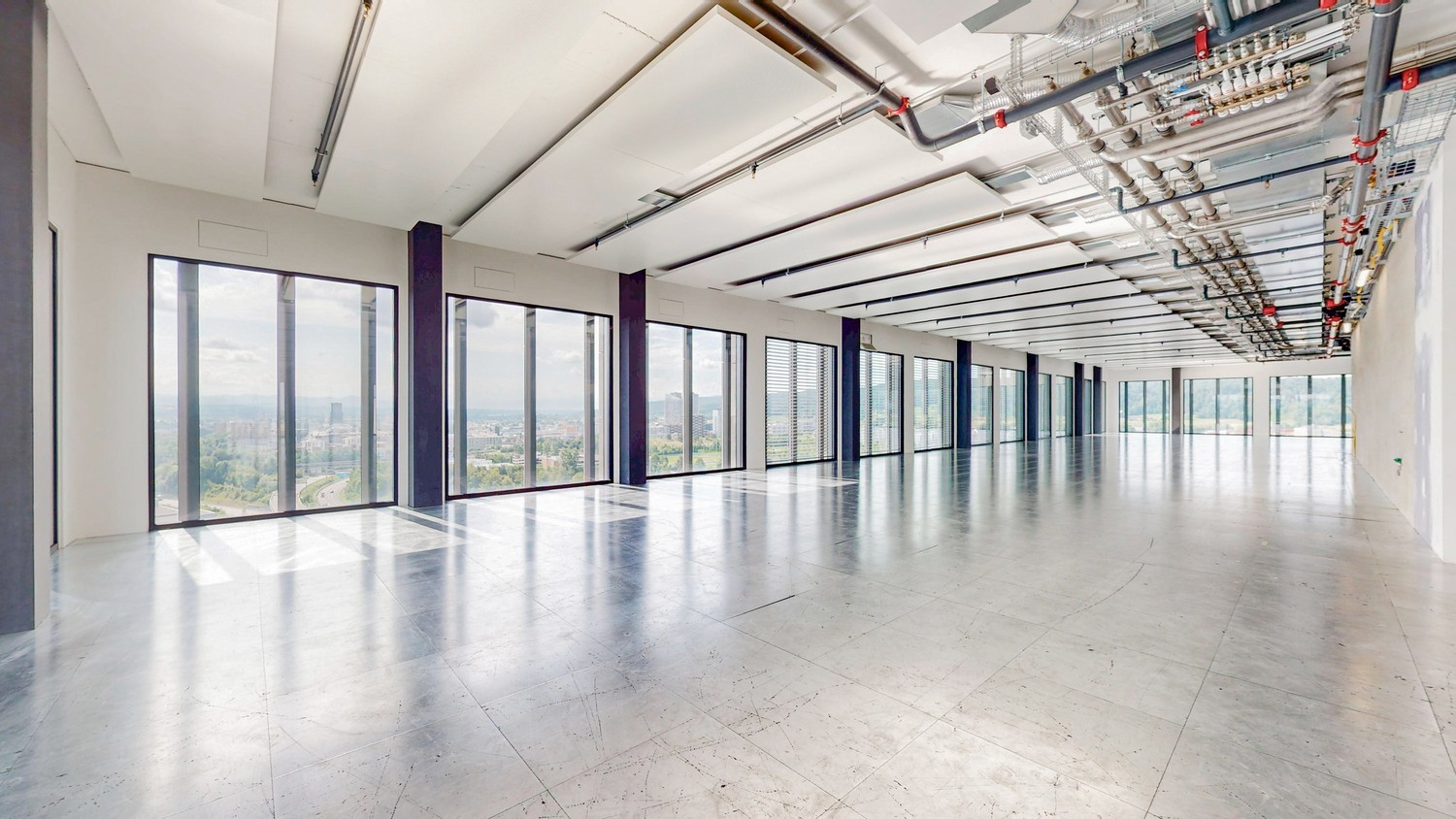 718m² office