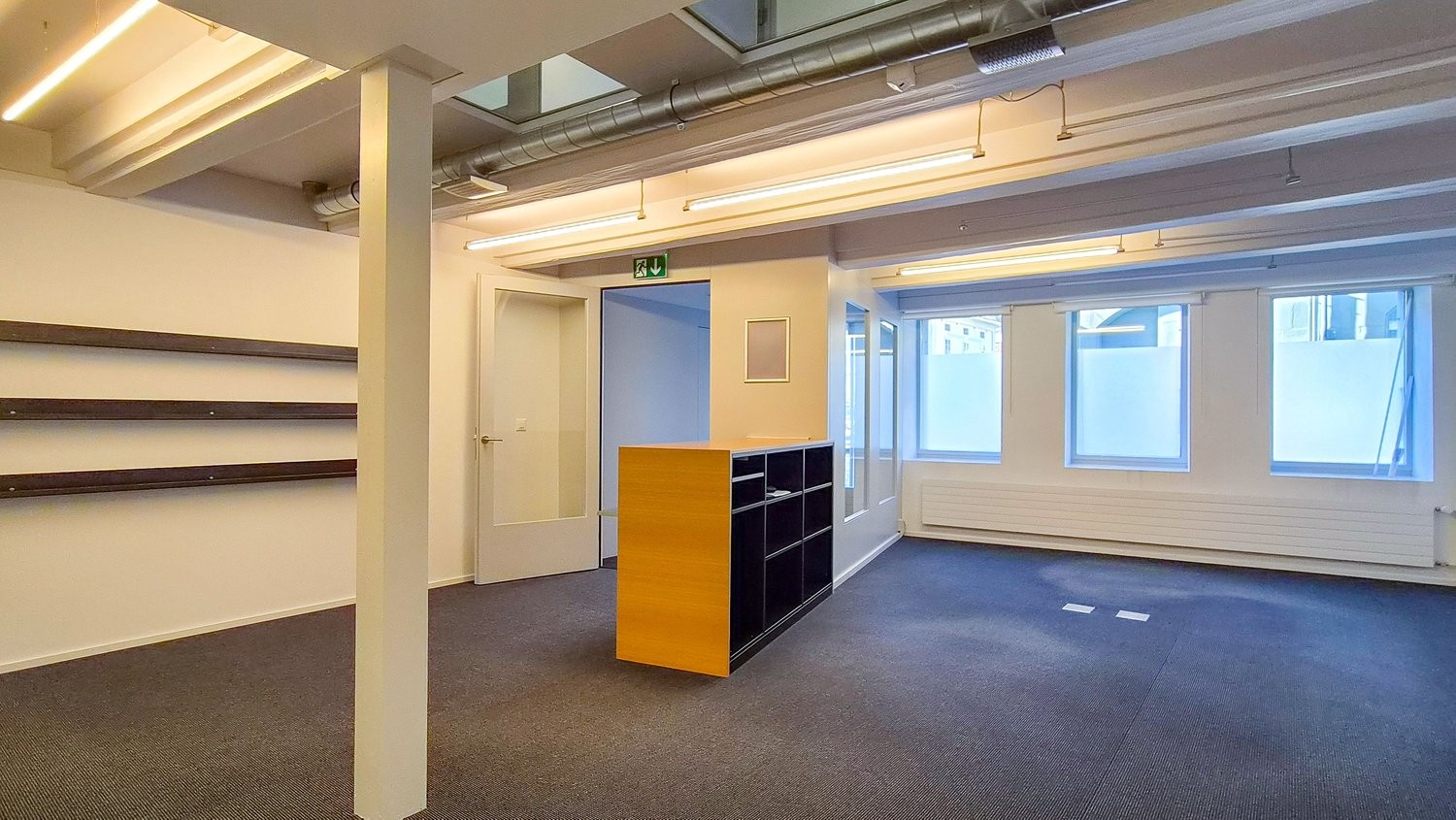 Commercial, Foto 1 von 10