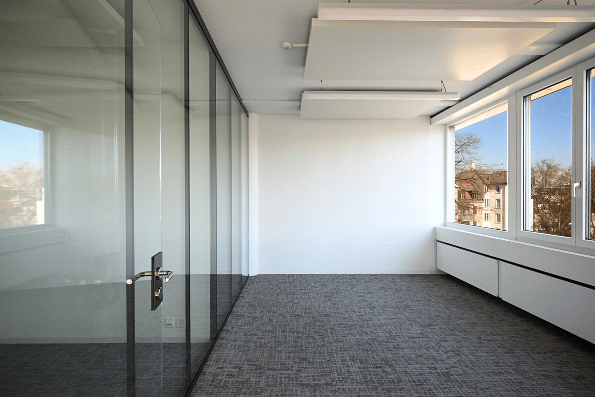 758m² office