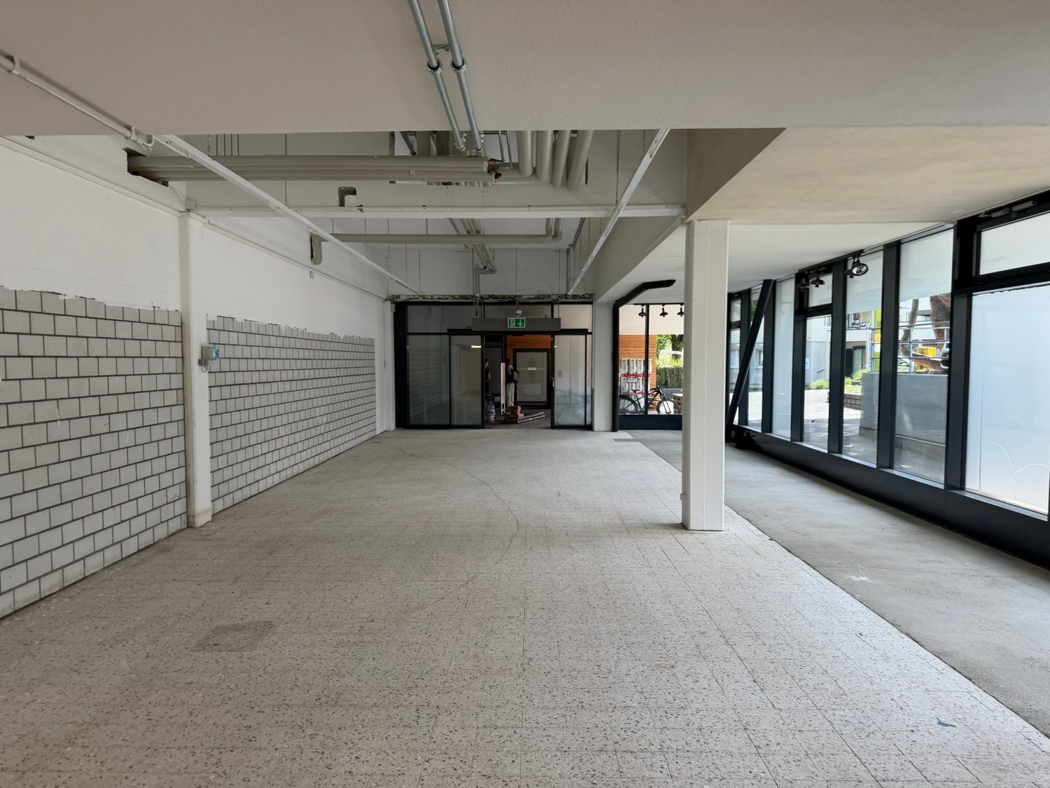 320m² shop