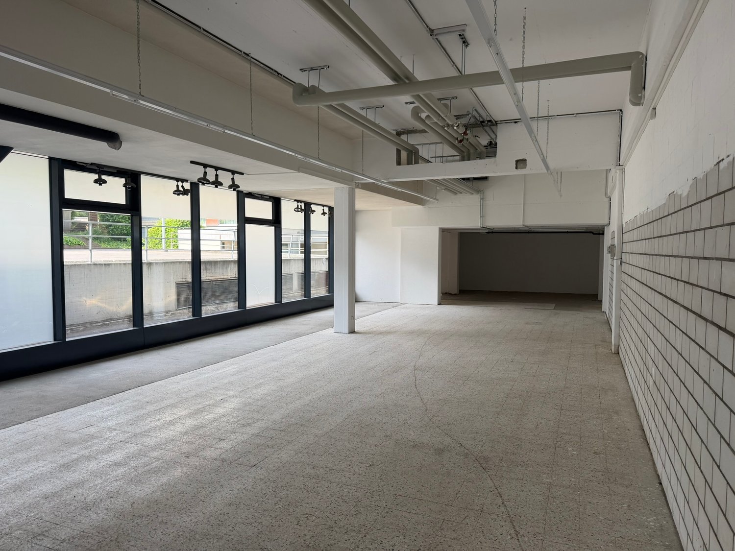 320m² shop