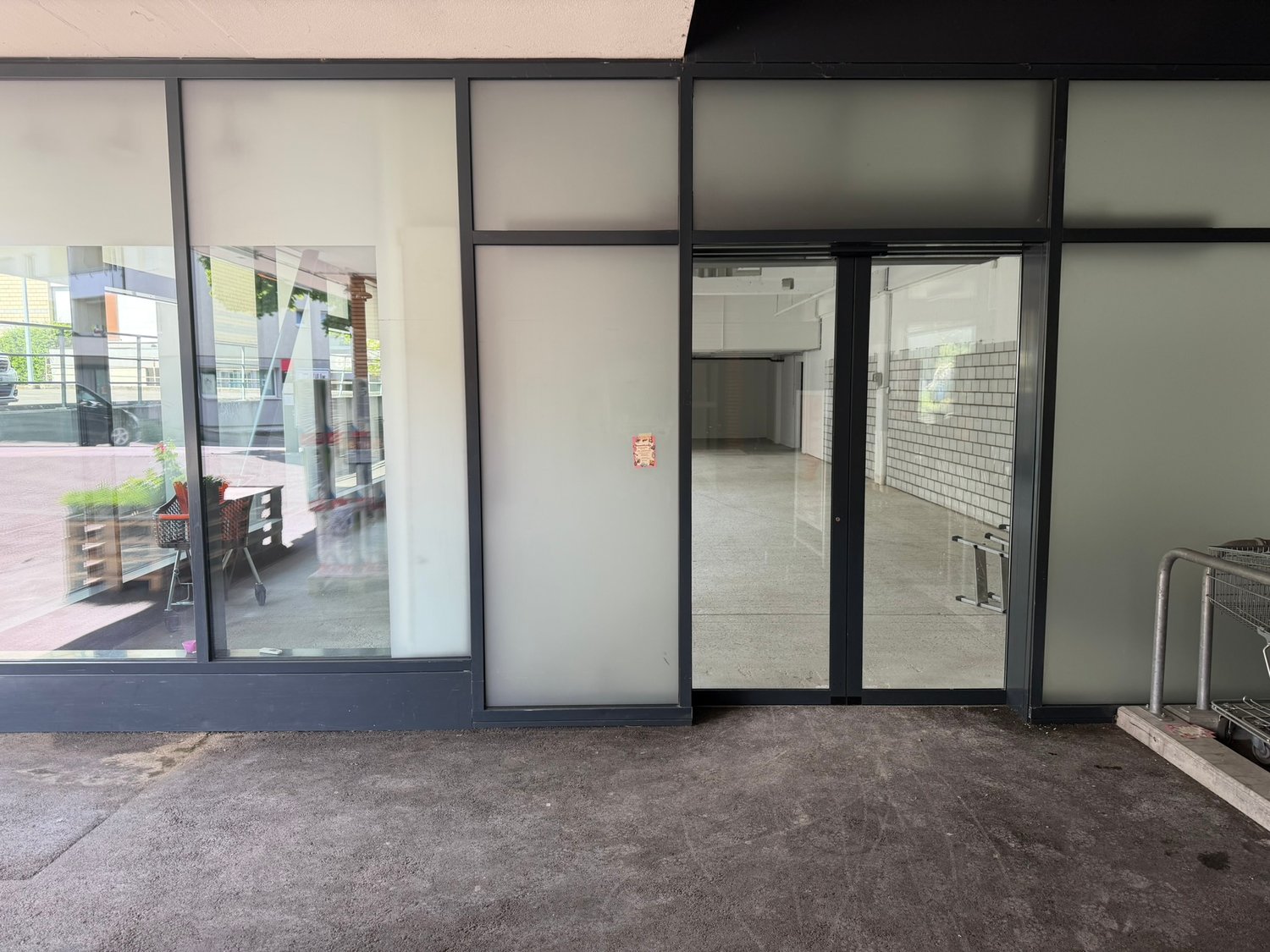 320m² shop