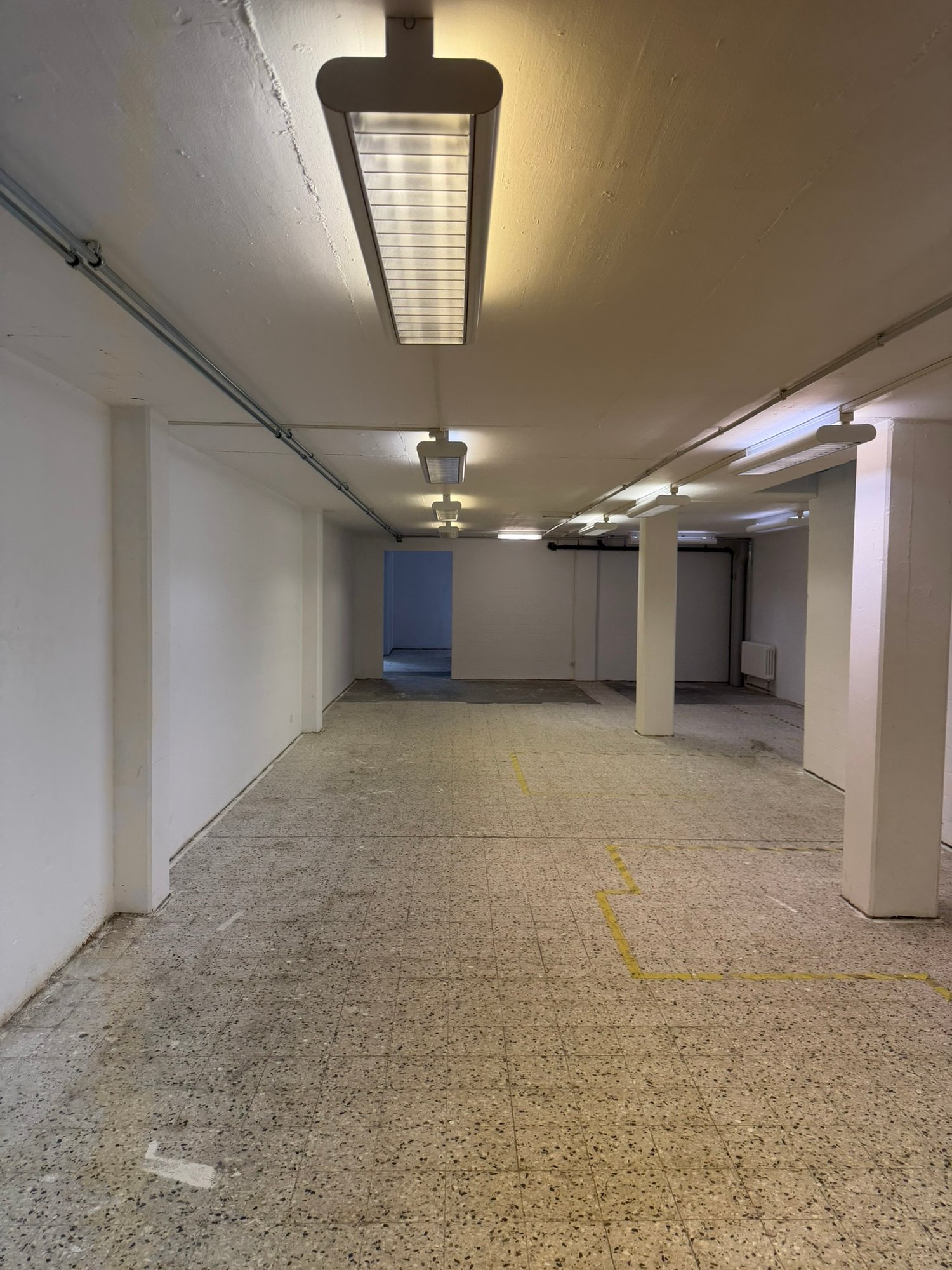 320m² shop