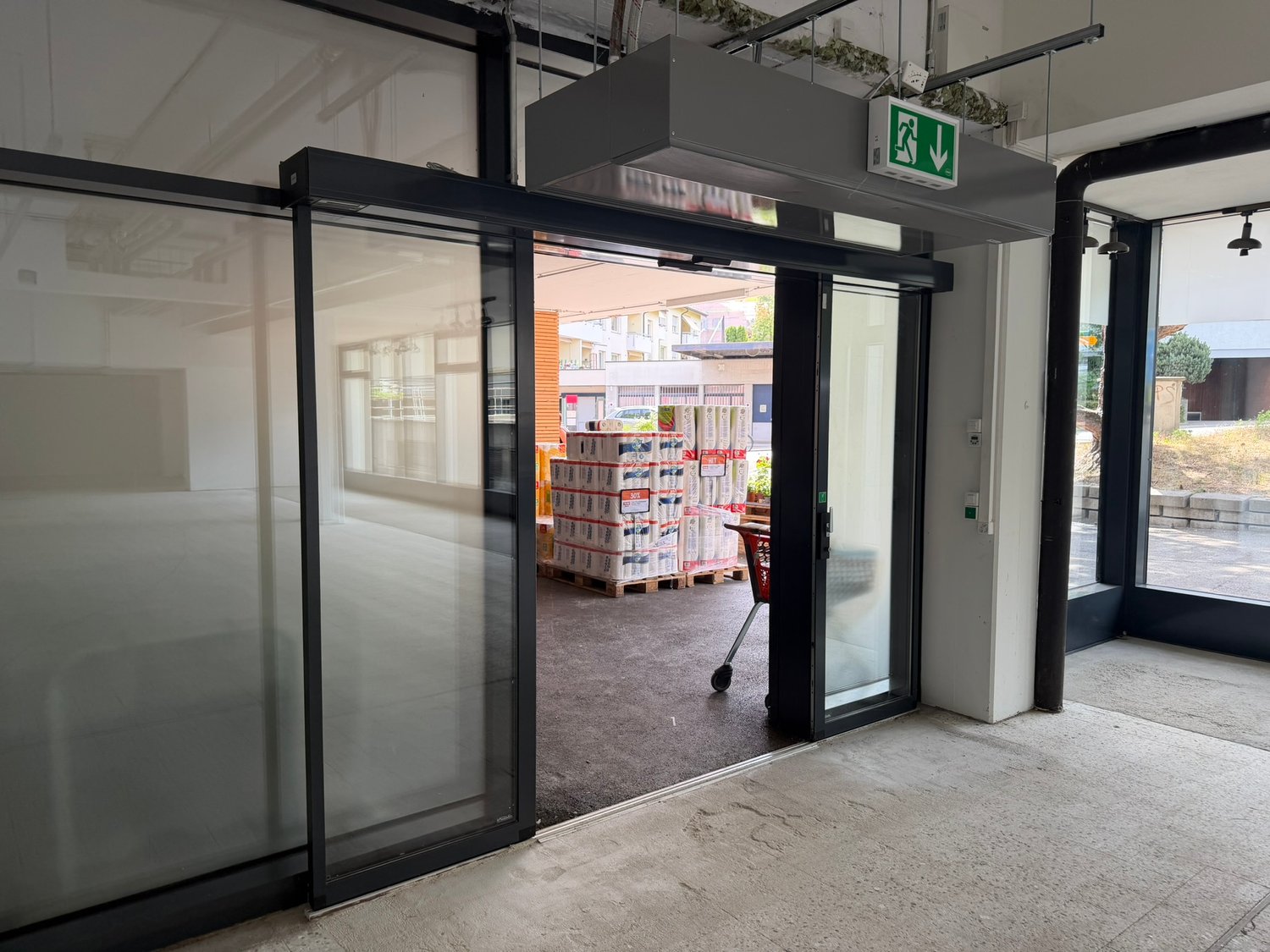 320m² shop