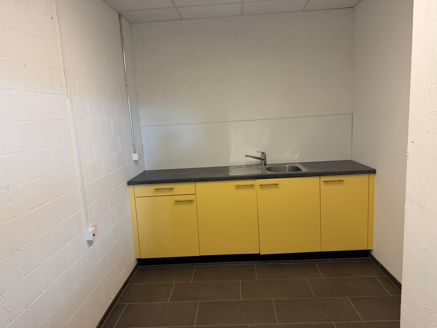 320m² shop