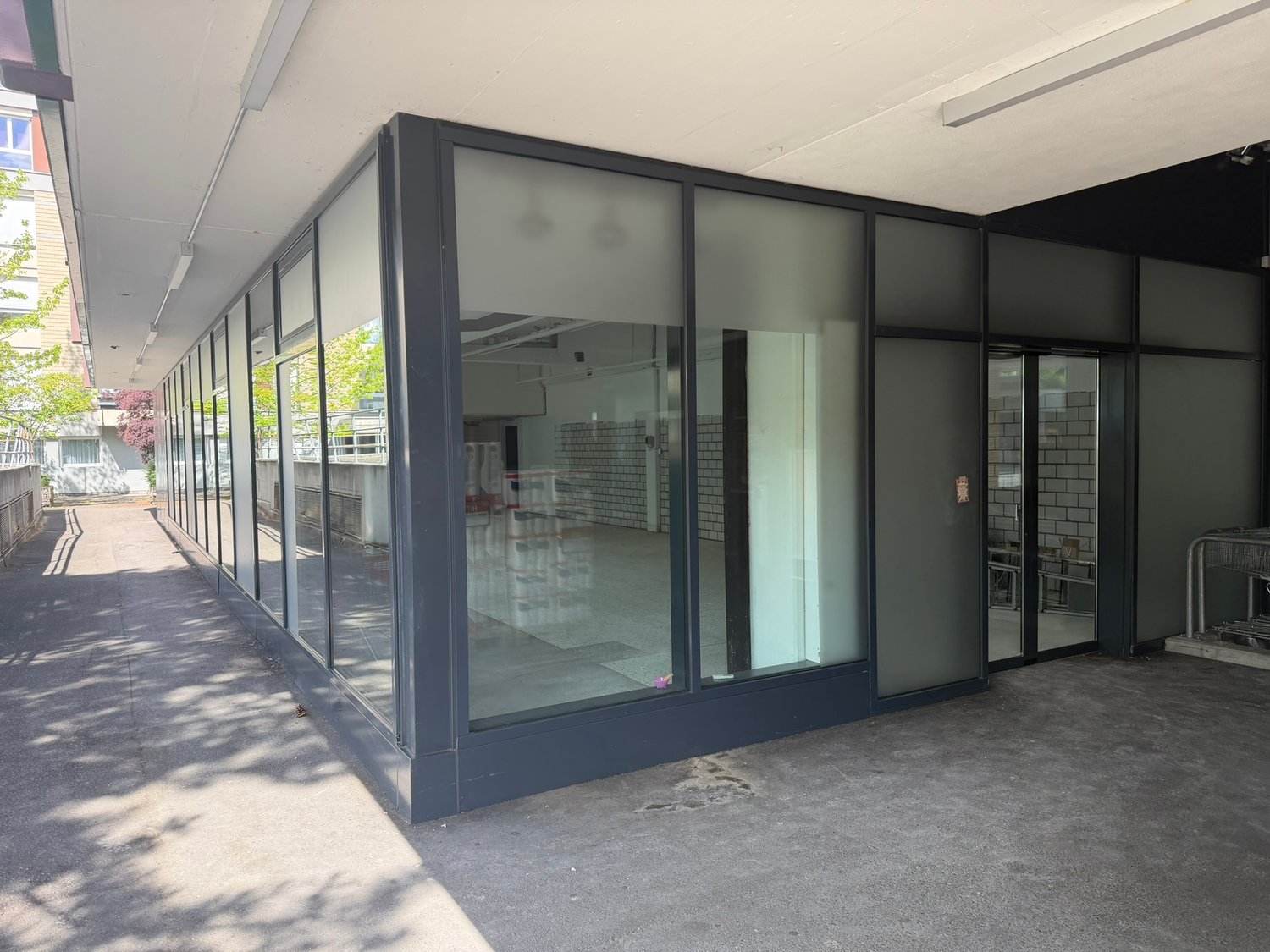 320m² shop