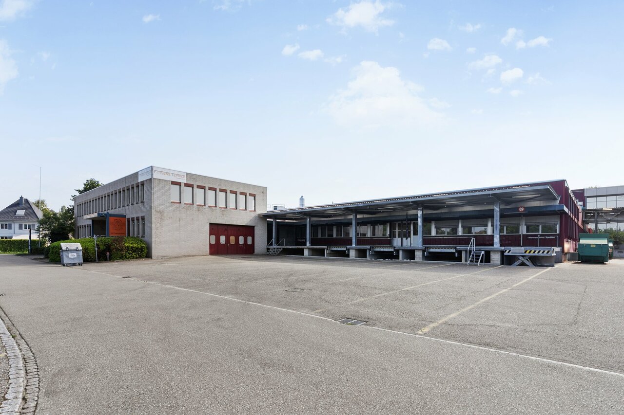 280m² storage room